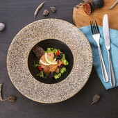 Bringen Sie etwas Ferien-Feeling auf Ihre Tische mit dem Pasta-/Gourmet Teller der Serie Gaya RGB. #ferienfeeling #sand #pastateller #gourmetteller #solaswitzerland #gastroprofis